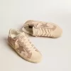 Super-Star für Damen aus hellrosa Wildleder mit Wildlederstern und platinfarbenem Fersenriemen Super-Star für Damen aus hellrosa Wildleder mit Wildlederstern und platinfarbenem Fersenriemen