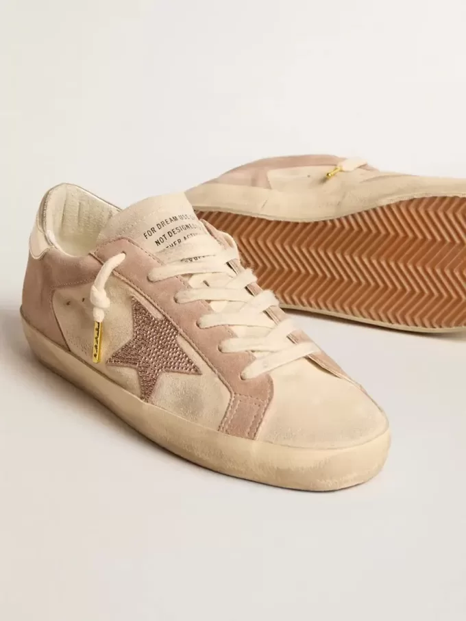 Super-Star für Damen aus hellrosa Wildleder mit Wildlederstern und platinfarbenem Fersenriemen Super-Star für Damen aus hellrosa Wildleder mit Wildlederstern und platinfarbenem Fersenriemen