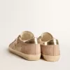 Super-Star für Damen aus hellrosa Wildleder mit Wildlederstern und platinfarbenem Fersenriemen Super-Star für Damen aus hellrosa Wildleder mit Wildlederstern und platinfarbenem Fersenriemen