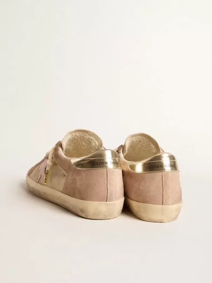 Super-Star für Damen aus hellrosa Wildleder mit Wildlederstern und platinfarbenem Fersenriemen Super-Star für Damen aus hellrosa Wildleder mit Wildlederstern und platinfarbenem Fersenriemen