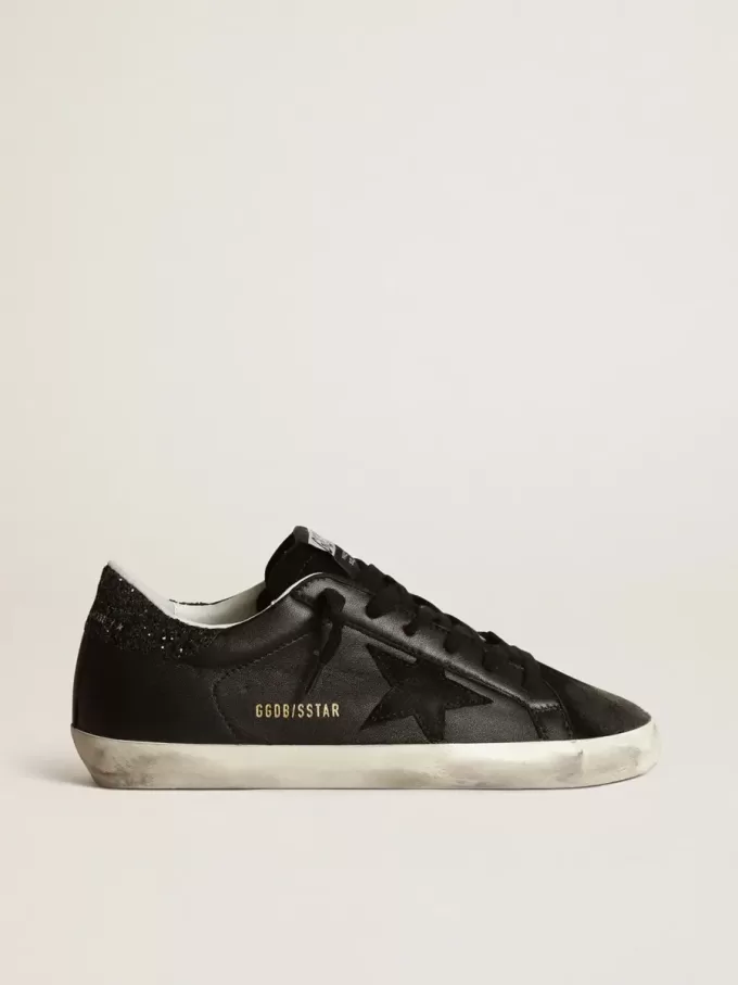 Super-Star für Damen aus schwarzem Nappaleder mit schwarzem Stern und glitzernder Fersenlasche Super-Star für Damen aus schwarzem Nappaleder mit schwarzem Stern und glitzernder Fersenlasche