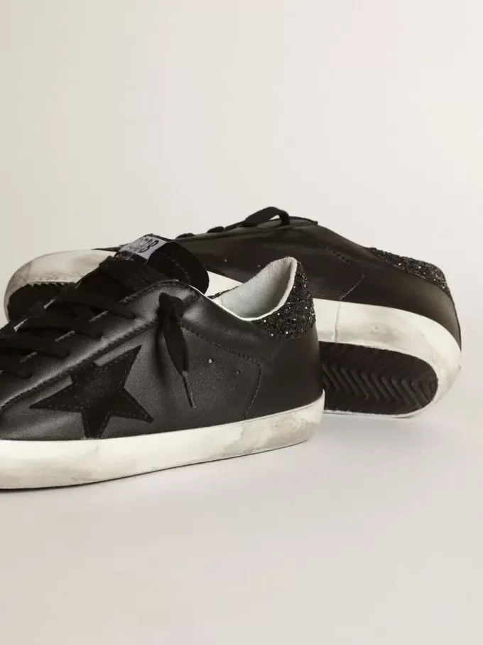 Super-Star für Damen aus schwarzem Nappaleder mit schwarzem Stern und glitzernder Fersenlasche Super-Star für Damen aus schwarzem Nappaleder mit schwarzem Stern und glitzernder Fersenlasche