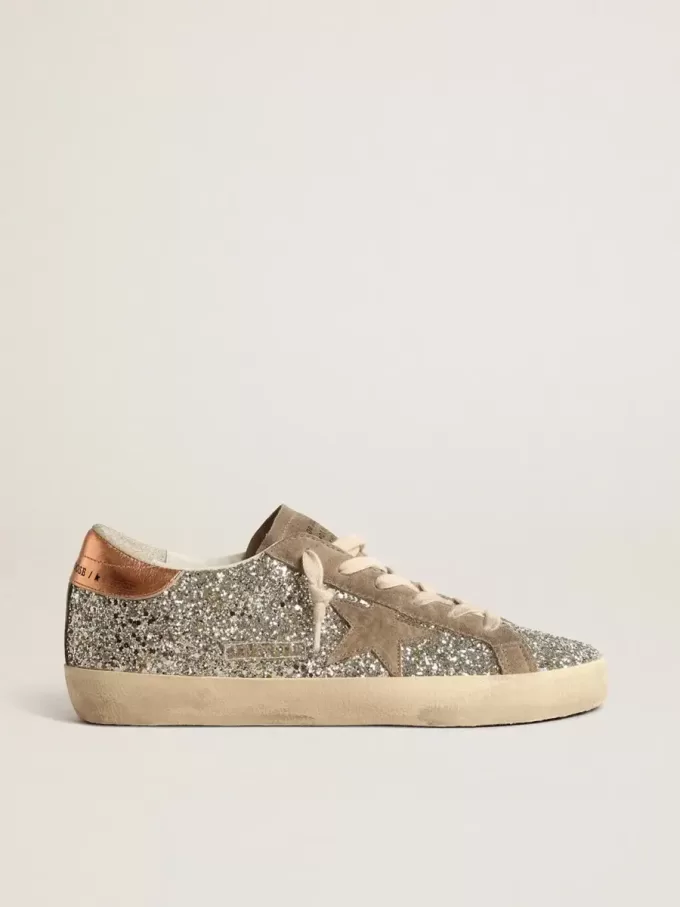 Super-Star für Damen in Platin-Glitzer mit taubengrauem Wildlederstern Super-Star für Damen in Platin-Glitzer mit taubengrauem Wildlederstern