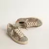 Super-Star für Damen in Platin-Glitzer mit taubengrauem Wildlederstern Super-Star für Damen in Platin-Glitzer mit taubengrauem Wildlederstern