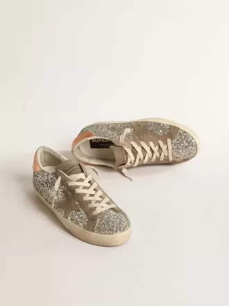 Super-Star für Damen in Platin-Glitzer mit taubengrauem Wildlederstern Super-Star für Damen in Platin-Glitzer mit taubengrauem Wildlederstern