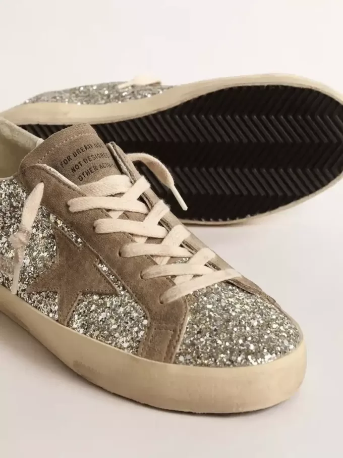 Super-Star für Damen in Platin-Glitzer mit taubengrauem Wildlederstern Super-Star für Damen in Platin-Glitzer mit taubengrauem Wildlederstern