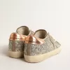 Super-Star für Damen in Platin-Glitzer mit taubengrauem Wildlederstern Super-Star für Damen in Platin-Glitzer mit taubengrauem Wildlederstern