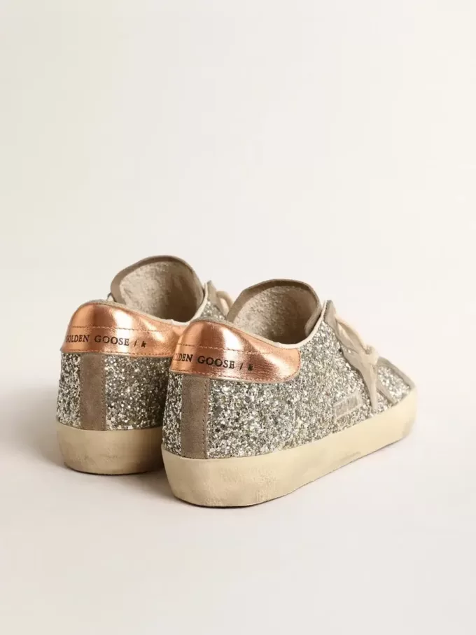 Super-Star für Damen in Platin-Glitzer mit taubengrauem Wildlederstern Super-Star für Damen in Platin-Glitzer mit taubengrauem Wildlederstern