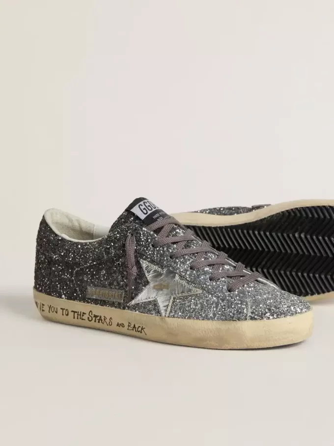 Super Star für Damen mit glitzerndem Obermaterial und silbernem Metallic-Lederstern Super Star für Damen mit glitzerndem Obermaterial und silbernem Metallic-Lederstern