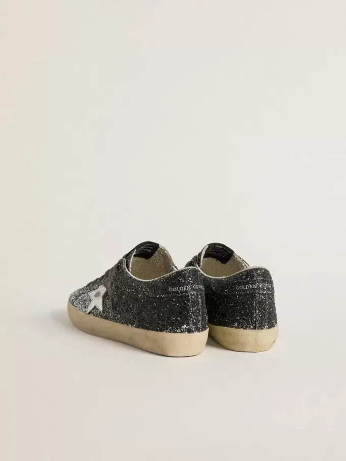Super Star für Damen mit glitzerndem Obermaterial und silbernem Metallic-Lederstern Super Star für Damen mit glitzerndem Obermaterial und silbernem Metallic-Lederstern