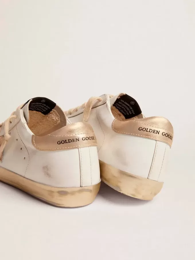 Super-Star für Damen mit goldglitzerndem Foxing und Metallnieten-Schriftzug