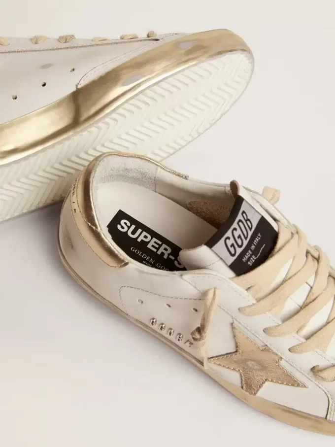 Super-Star für Damen mit goldglitzerndem Foxing und Metallnieten-Schriftzug