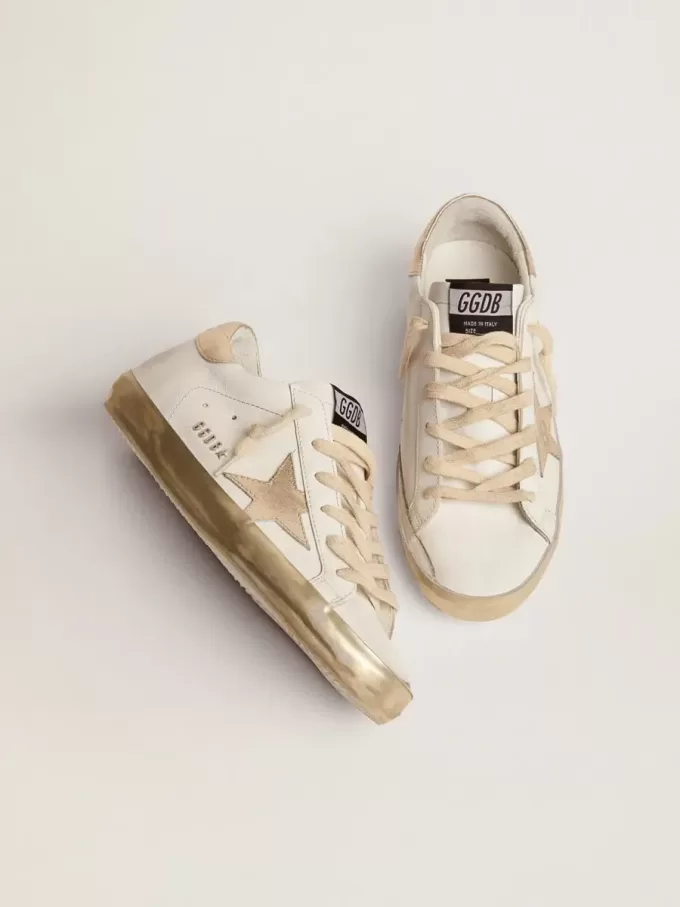 Super-Star für Damen mit goldglitzerndem Foxing und Metallnieten-Schriftzug