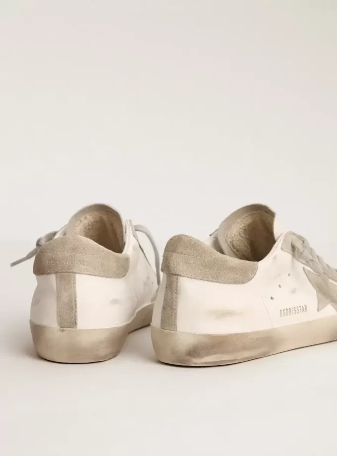 Super-Star für Damen mit grauem Wildlederstern und Fersenlasche Super-Star für Damen mit grauem Wildlederstern und Fersenlasche