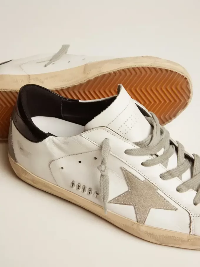 Super-Star für Damen mit schwarzer Fersenlasche und Metallnieten-Schriftzug