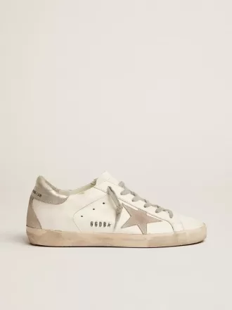 Super-Star für Damen mit silberner Fersenlasche und Metallnieten-Schriftzug Super-Star für Damen mit silberner Fersenlasche und Metallnieten-Schriftzug
