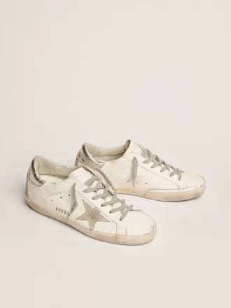 Super-Star für Damen mit silberner Fersenlasche und Metallnieten-Schriftzug Super-Star für Damen mit silberner Fersenlasche und Metallnieten-Schriftzug