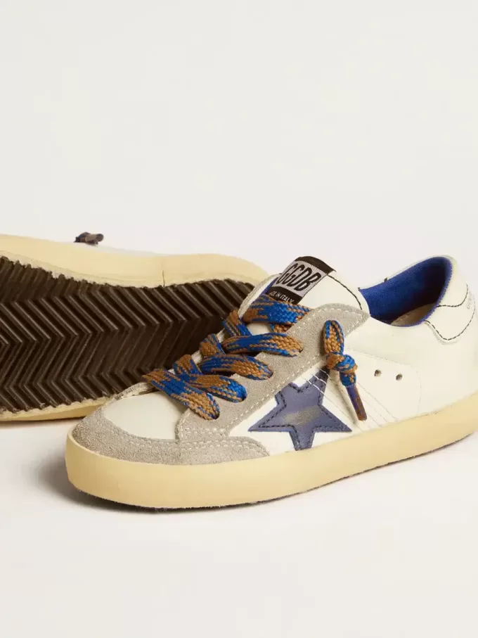 Super-Star Junior mit blauem Lederstern und eisgrauen Wildledereinsätzen