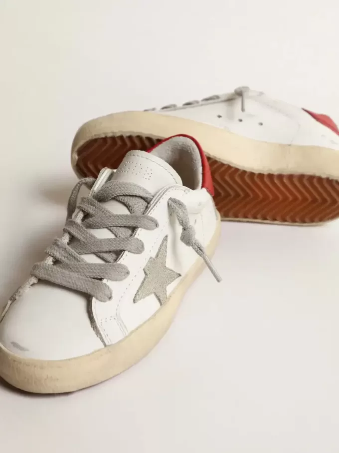 Super-Star Junior mit Stern aus Wildleder und roter Lederlasche an der Ferse Super-Star Junior mit Stern aus Wildleder und roter Lederlasche an der Ferse