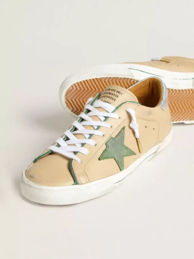 Super-Star LTD aus beigem Leder mit grünem Wildlederstern und silberfarbenem Lederabsatz