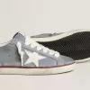 Super-Star LTD aus hellblauem Nubukleder mit weißem Lederstern und brauner Lederferse Super-Star LTD aus hellblauem Nubukleder mit weißem Lederstern und brauner Lederferse