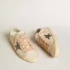 Super-Star LTD aus Leder mit beigem Wildlederstern und Swarovski-Nieten Super-Star LTD aus Leder mit beigem Wildlederstern und Swarovski-Nieten