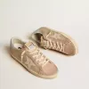 Super-Star LTD aus weißem Mesh und rosa Nubukleder mit Swarovski-Kristallen an der Fersenlasche Super-Star LTD aus weißem Mesh und rosa Nubukleder mit Swarovski-Kristallen an der Fersenlasche