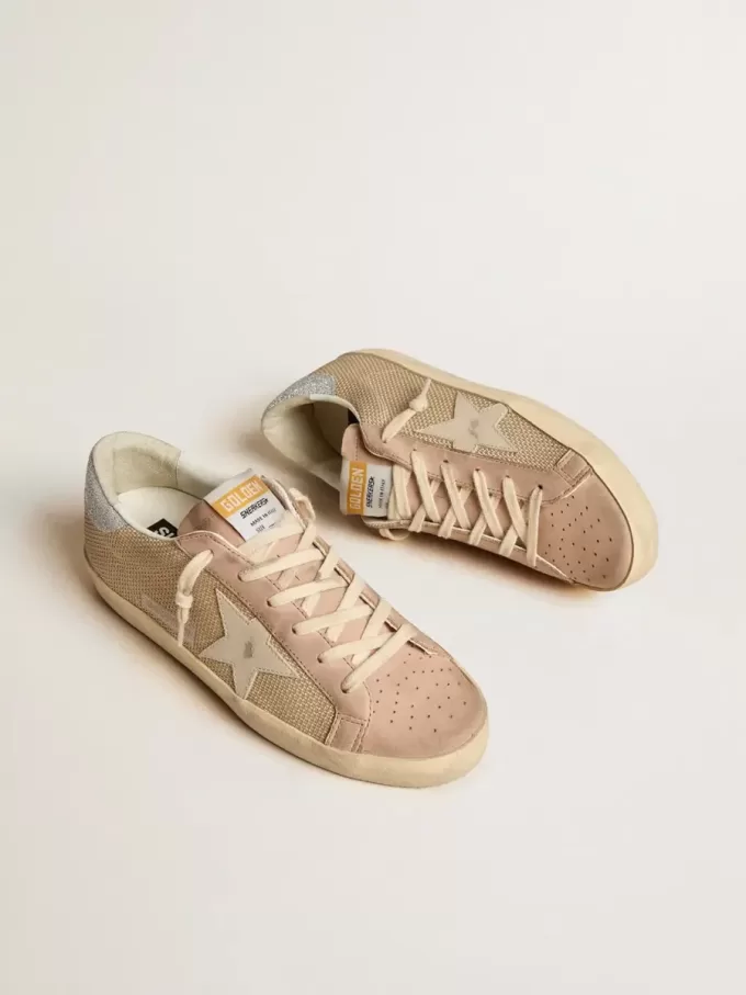 Super-Star LTD aus weißem Mesh und rosa Nubukleder mit Swarovski-Kristallen an der Fersenlasche Super-Star LTD aus weißem Mesh und rosa Nubukleder mit Swarovski-Kristallen an der Fersenlasche
