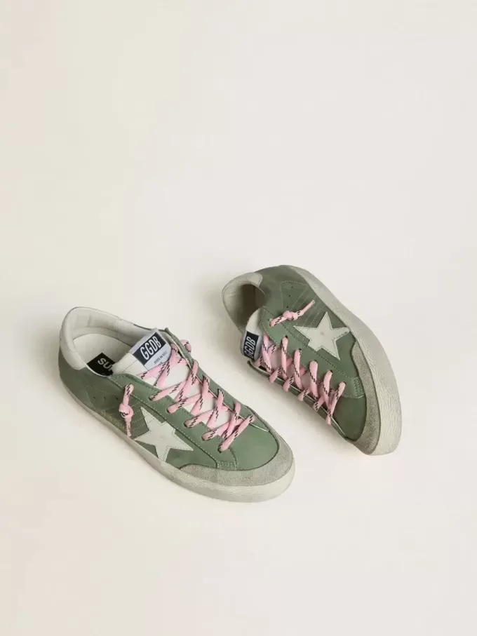Super-Star LTD für Damen aus grünem Nubukleder mit weißem Lederstern und Fersenlasche Super-Star LTD für Damen aus grünem Nubukleder mit weißem Lederstern und Fersenlasche