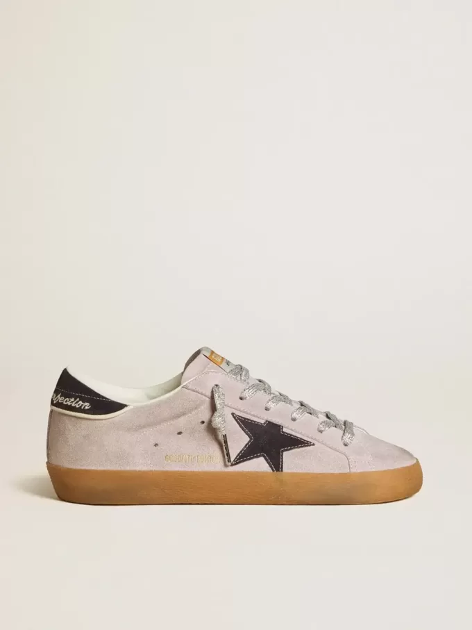 Super-Star LTD für Damen aus lila Wildleder mit mitternachtsblauem Wildlederstern und Fersenlasche Super-Star LTD für Damen aus lila Wildleder mit mitternachtsblauem Wildlederstern und Fersenlasche