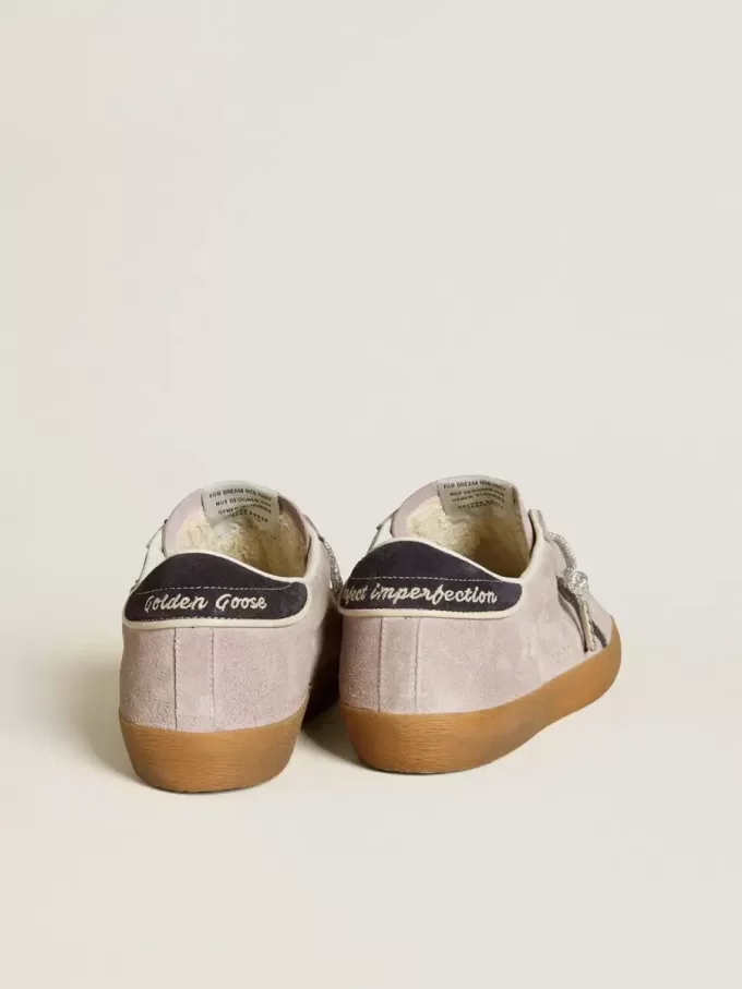 Super-Star LTD für Damen aus lila Wildleder mit mitternachtsblauem Wildlederstern und Fersenlasche Super-Star LTD für Damen aus lila Wildleder mit mitternachtsblauem Wildlederstern und Fersenlasche