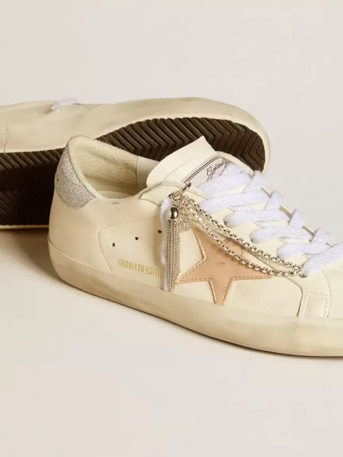 Super-Star LTD für Damen aus Nappaleder mit nudefarbenem Lederstern und glitzernder Fersenlasche Super-Star LTD für Damen aus Nappaleder mit nudefarbenem Lederstern und glitzernder Fersenlasche