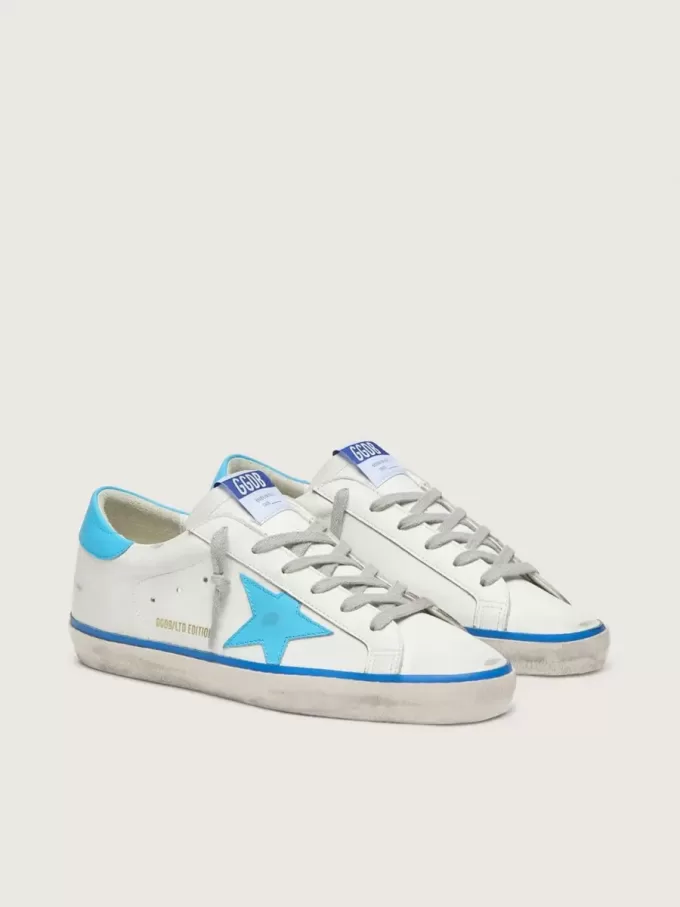 Super-Star LTD für Damen aus weißem Leder mit hellblauem Lederstern und Fersenlasche Super-Star LTD für Damen aus weißem Leder mit hellblauem Lederstern und Fersenlasche