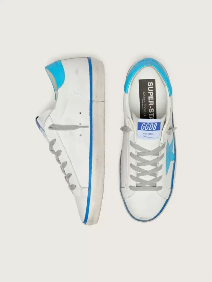 Super-Star LTD für Damen aus weißem Leder mit hellblauem Lederstern und Fersenlasche Super-Star LTD für Damen aus weißem Leder mit hellblauem Lederstern und Fersenlasche