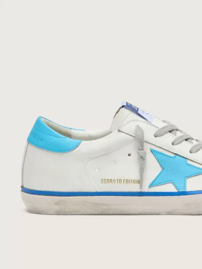 Super-Star LTD für Damen aus weißem Leder mit hellblauem Lederstern und Fersenlasche Super-Star LTD für Damen aus weißem Leder mit hellblauem Lederstern und Fersenlasche