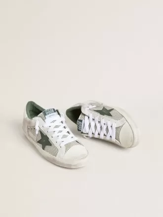 Super-Star LTD für Damen aus weißem Wildleder und Mesh mit grünem Lederstern und silberfarbenem Lederabsatz Super-Star LTD für Damen aus weißem Wildleder und Mesh mit grünem Lederstern und silberfarbenem Lederabsatz