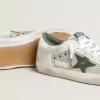 Super-Star LTD für Damen aus weißem Wildleder und Mesh mit grünem Lederstern und silberfarbenem Lederabsatz Super-Star LTD für Damen aus weißem Wildleder und Mesh mit grünem Lederstern und silberfarbenem Lederabsatz