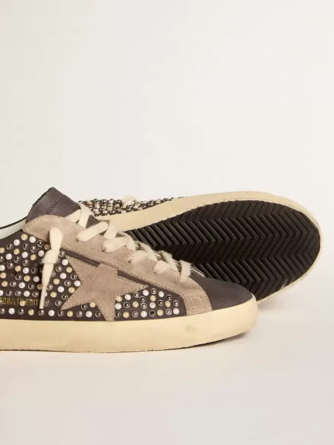 Super-Star LTD in grauem Nubukleder mit Swarovski-Perlen und Stern aus Wildleder Super-Star LTD in grauem Nubukleder mit Swarovski-Perlen und Stern aus Wildleder