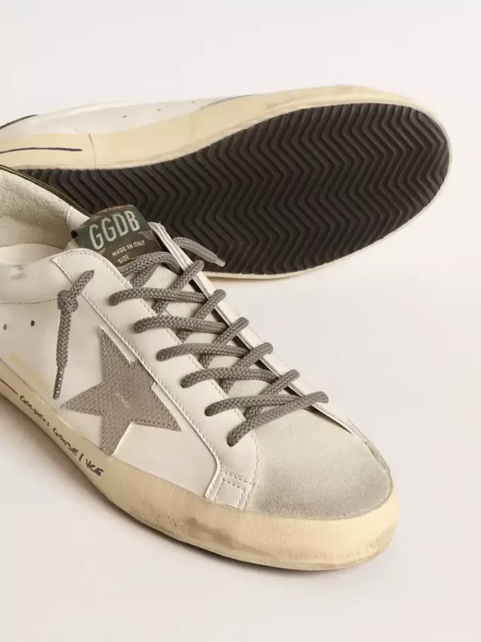 Super-Star LTD mit Stern im Krokodil-Print und grüner Fersenlasche