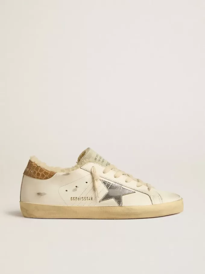 Super-Star mit silbernem Lederstern und Fersenlasche aus Leder mit Krokodilprägung Super-Star mit silbernem Lederstern und Fersenlasche aus Leder mit Krokodilprägung