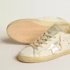 Super-Star mit silbernem Lederstern und Fersenlasche aus Leder mit Krokodilprägung Super-Star mit silbernem Lederstern und Fersenlasche aus Leder mit Krokodilprägung