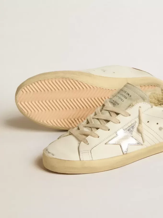 Super-Star mit silbernem Lederstern und Fersenlasche aus Leder mit Krokodilprägung Super-Star mit silbernem Lederstern und Fersenlasche aus Leder mit Krokodilprägung