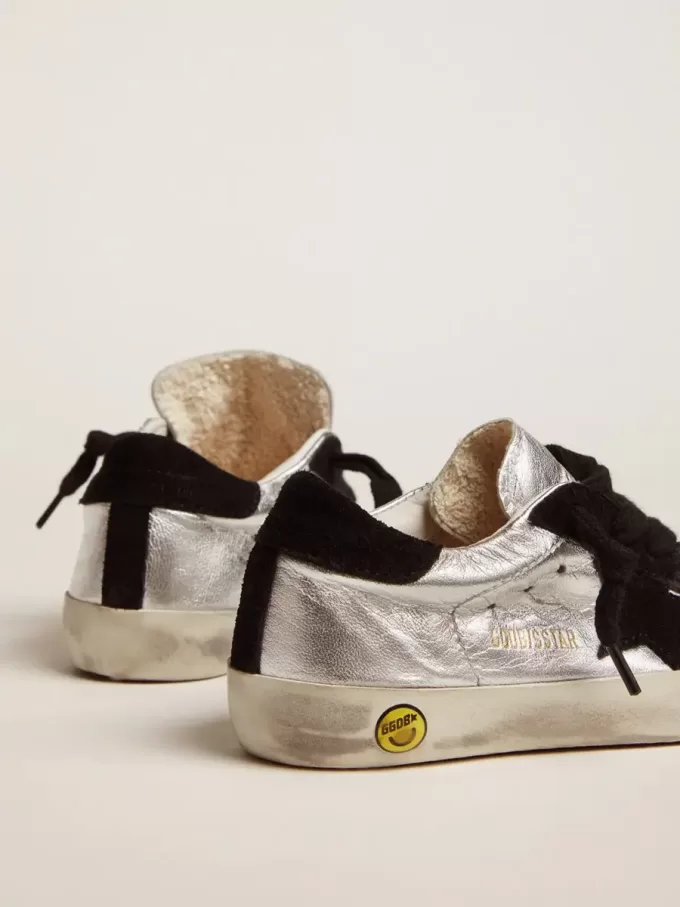 Super-Star Sneakers aus silbernem Leder mit Wildledereinsätzen