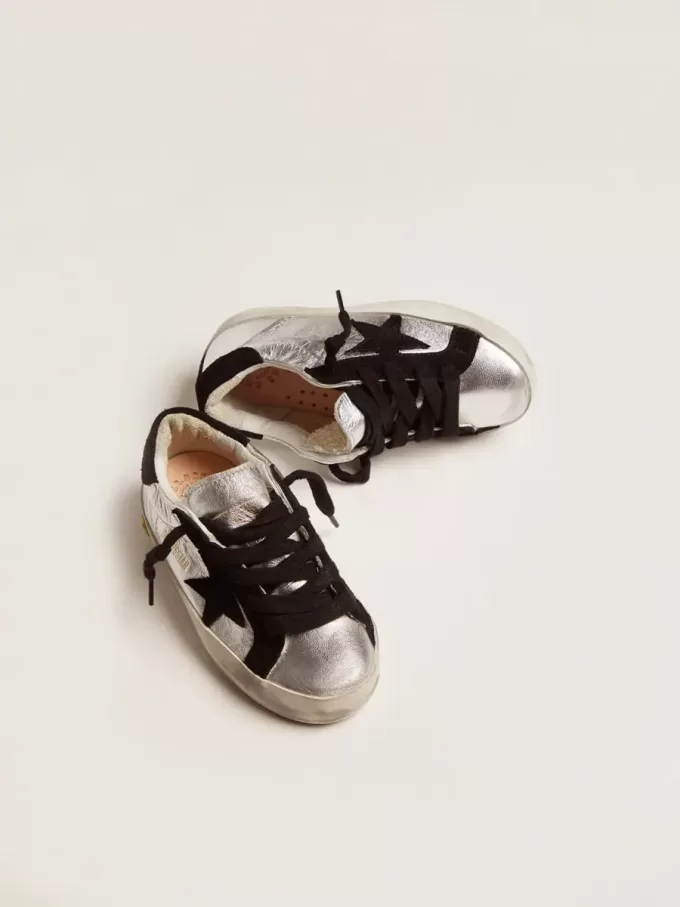 Super-Star Sneakers aus silbernem Leder mit Wildledereinsätzen
