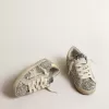 Super-Star Young in Glitzeroptik mit Stern aus Wildleder und goldener Fersenlasche