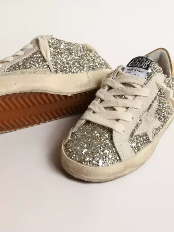 Super-Star Young in Glitzeroptik mit Stern aus Wildleder und goldener Fersenlasche