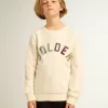 Sweatshirt in Altweiß mit mehrfarbigem Golden-Schriftzug auf der Vorderseite