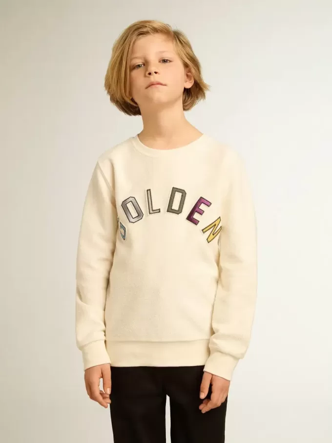 Sweatshirt in Altweiß mit mehrfarbigem Golden-Schriftzug auf der Vorderseite
