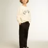 Sweatshirt in Altweiß mit mehrfarbigem Golden-Schriftzug auf der Vorderseite