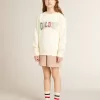 Sweatshirt in Altweiß mit mehrfarbigem Golden-Schriftzug auf der Vorderseite